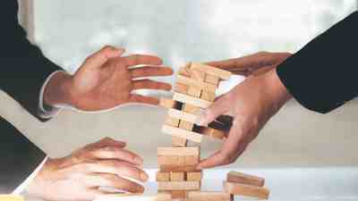 blocks-falling-representing-risk-in-contingent-workforce-400-225-10