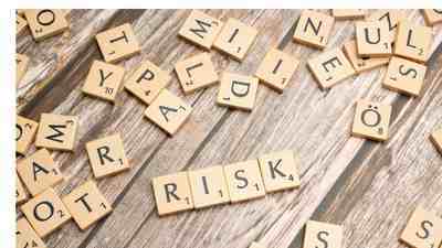 scrabble-letters-spelling-risk-representing-worker-misclassification-co-employment-risk-400 -225-16